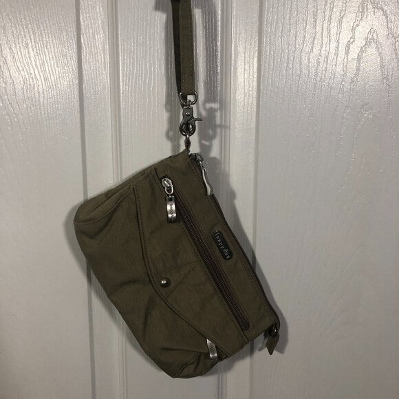 Baggallini beige sand wristlet, one main zipped compartment - Picture 1 of 9